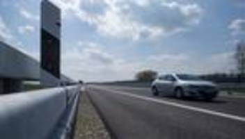 unfälle: kleintransporter fliegt an autobahnabfahrt über leitplanke