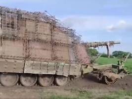 Improvisiertes Ungetüm: Video zeigt Schildkröten-Panzer mit extra Schutzvorrichtung