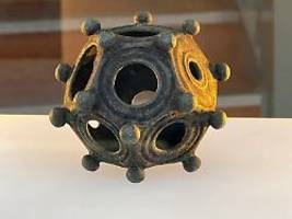 rätsel um verwendungszweck: hobbyarchäologen finden römisches dodekaeder