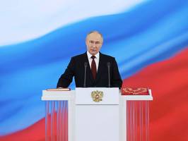 Russland: Putin in Herrschaftspose vor prächtiger Kulisse