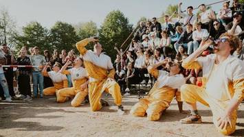 flunkyball-wm in elmshorn: 90 teams leeren biere im akkord