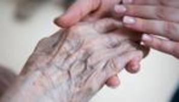soziales: awo: hoher eigenanteil für pflege führt in altersarmut