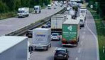 Verkehr: Schwertransport fährt sich auf Autobahn fest