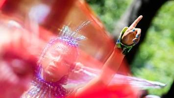 karneval der kulturen rechnet mit halber million menschen