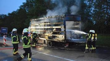 A1: Lkw geht in Flammen auf und brennt vollständig aus