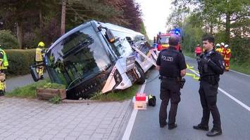 HVV-Bus fährt mit 25 Passagieren in Graben – mehrere Verletzte