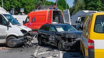 Transporter kracht in Carsharing-Auto – mehrere Verletzte