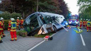 Verletzte nach Bus-Unglück: Linienbus in Graben gerutscht