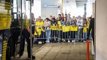 dortmunder finalisten am flughafen von fans empfangen