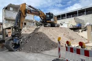Abrissbagger schafft Platz für Hotel-Anbau