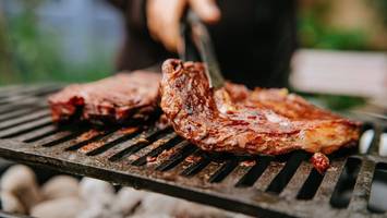 nervt beim grillen - fleisch klebt am grillrost fest? einfacher trick verhindert es ab sofort