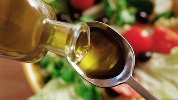harvard-studie zeigt - warum sie täglich einen halben teelöffel olivenöl zu sich nehmen sollten