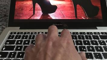 Häufiger als gedacht - Was dahintersteckt, wenn Männer und Frauen Pornografie am Arbeitsplatz nutzen