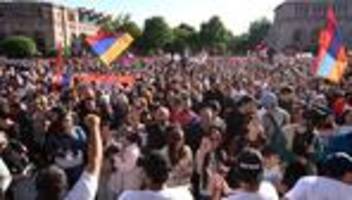 armenien: tausende demonstranten fordern rücktritt der armenischen regierung