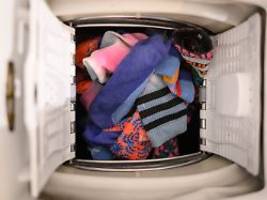 Tag der verschwundenen Socke: Fressen Waschmaschinen wirklich Socken?