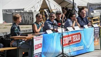 Camp und Proteste: Hunderte Personen gegen Tesla-Ausbau