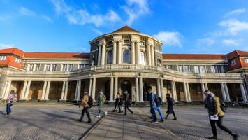 frau von anderer frau an der uni gewürgt und niedergeschlagen