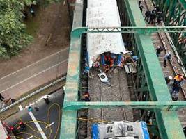 Dutzende Verletzte: Zug in Buenos Aires kracht in Bauwagen