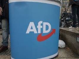 Zwei Abgeordnete leicht verletzt: Antifa bekennt sich zu Störaktion an AfD-Stand