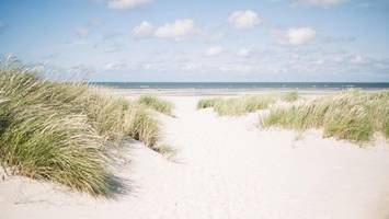 Wangerooge: Zehnjähriges Kind unter Sand verschüttet