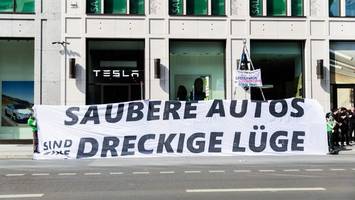 „dreckige lüge“: protest gegen tesla vor „mall of berlin“