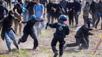 proteste gegen tesla: katz-und-maus-spiel mit der polizei