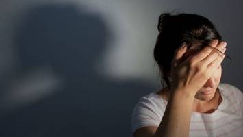 kopfschmerzen und migräne: frauen leiden häufiger als männer