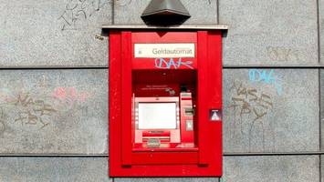 geldbote soll haspa-automaten befüllen – und behält scheine ein