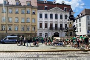 ganz in grün: fca-fans machen sich auf den weg ins stadion