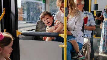 Andere Fahrgäste protestieren - Fahrer schmeißt Mutter mit schreiendem Kleinkind aus dem Bus