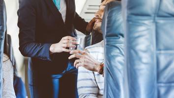 „Er ist auf meinem Schoß“ - Flugbegleiterin klagt über wachsenden Sitzplatz-Frust an Bord