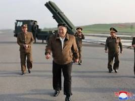 artillerie auch für russland?: neuer raketenwerfer begeistert kim jong un