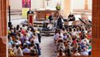 gesellschaft: taylor-swift-gottesdienste ziehen junge fans in kirche