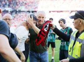 DIe Legende verlässt Freiburg: Christian Streich weint und umarmt einen Flitzer