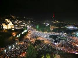 Gegen Agenten-Gesetz: Zehntausende demonstrieren in Tiflis - SPD-Politiker Roth reist an