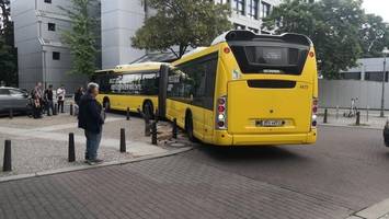 bus fährt poller in charlottenburg um