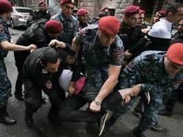 protest gegen abgabe von dörfern: polizei in armenien nimmt 150 demonstranten fest