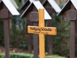 Offenburg: Unbekannte schaufeln Erde aus Schäubles Grab - Staatsschutz ermittelt