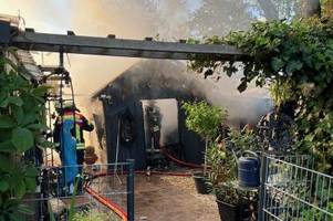 Gartenhütte in Lechhausen brennt: Feuerwehrmann wird leicht verletzt