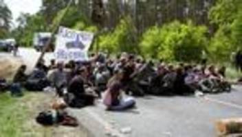 demonstrationen: millionen-kosten für polizeieinsatz bei tesla-protest