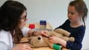 halle: teddykrankenhaus will kindern angst vor arztbesuch nehmen