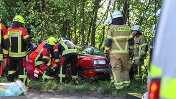 Raserei auf dem Land: Teenager landen mit VW Golf im Graben