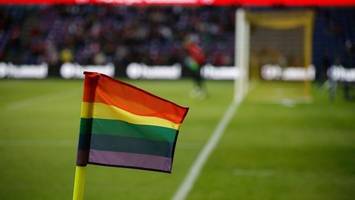 umfrage: viele fans sehen homophobie-problem im fußball