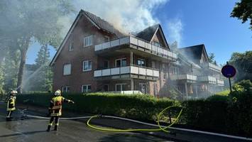 Dachstuhl in Flammen – Mehrfamilienhaus wird evakuiert