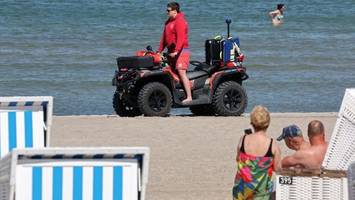 Wasserwacht am Strand von Warnemünde im Einsatz