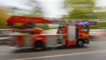 landkreis karlsruhe: brand in bewohnter lagerhalle: rund 150.000 euro schaden