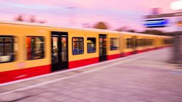 Schöneberg: 13-Jährige von S-Bahn mitgeschleift und verletzt