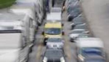 verkehr: start ins pfingstwochenende: viele staus auf nrw-autobahnen