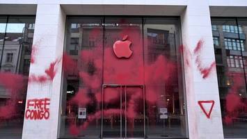 protestaktion in mitte: rote farbe gegen apple-store