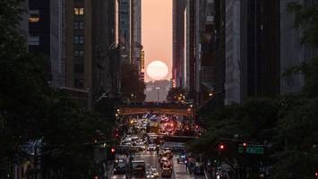 manhattanhenge:  tausende sonnenanbeter pilgern nach new york